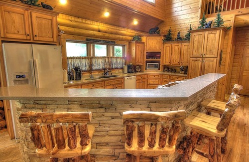Gatlinburg - Pigeon Forge Cabin | Private Fishing pond, Firepit, Waterfall, Creek, Grandchildren will love