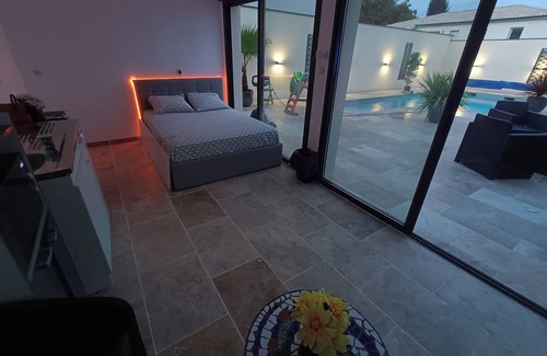 Artigues-pres-Bordeaux Apartment | Private swimming pool with studio