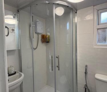 Clayton Apartment | Private Garden guest house
