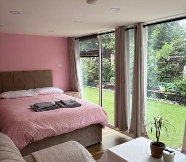 Clayton Apartment | Private Garden guest house