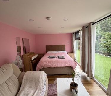 Clayton Apartment | Private Garden guest house