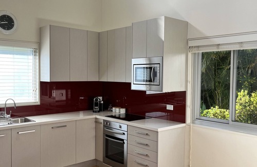 Warriewood House | Private Garden Oasis near Beaches & the Lake