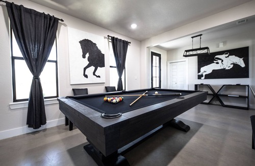 Lockhart House | Private gated modern farmhouse in the BBQ capitol of Texas!