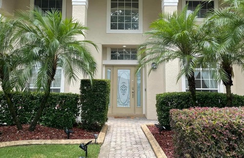 Sorrento House | Private Getaway In A Amazing Golf Course Prestige Community Minutes from Disney!