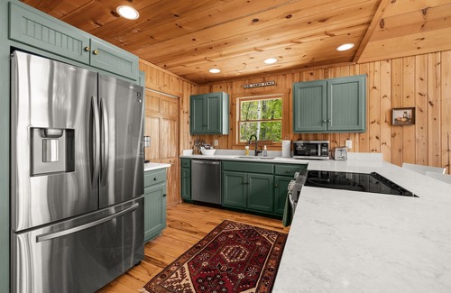 Clayton Cabin | Private Getaway with Views! 8 mins to Lake Burton! Tallulah River 1 mile away!