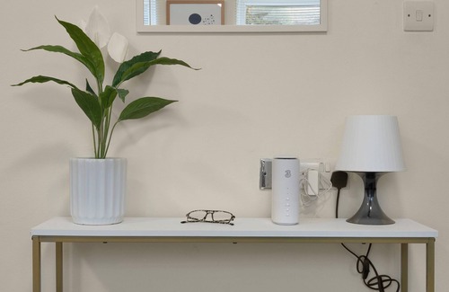 Barnehurst Apartment | Private Ground Floor Studio Flat In Dartford DA1. Free Parking TFL Zone 6nn