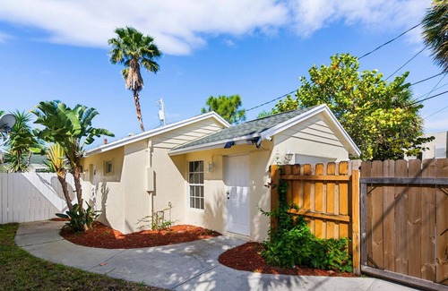 Old Northwood Historic District Villa | Private Guest house #4
