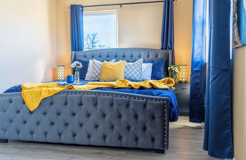 Page House | Private Guesthouse/King bed/2 TVs/Private backyard with fire table/Dogs welcome