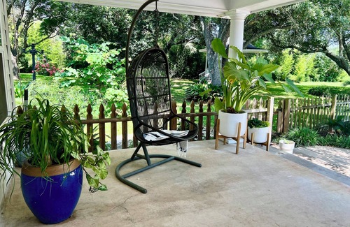 Gonzales Cottage | Private guesthouse with private swimming pool, spa and custom pool