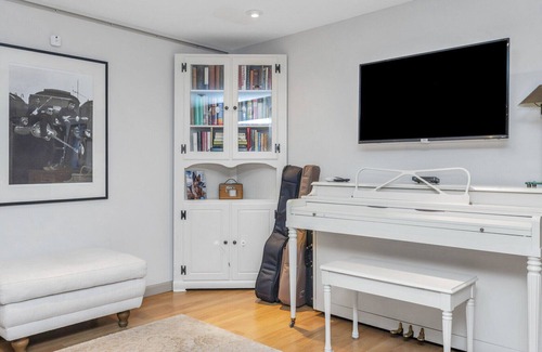 Wainscott Woods House | Private Hamptons vacation home, set on an acre of land, entertainer’s...