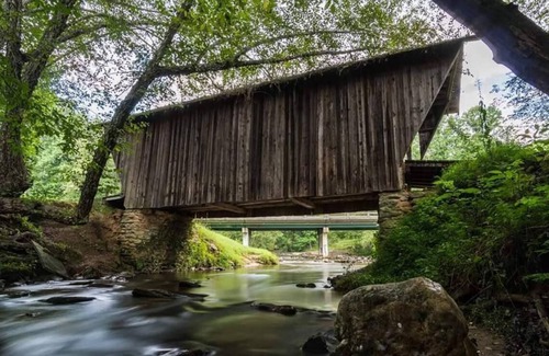 Cornelia Cabin | Private haven on the banks of the Chattahoochee River.