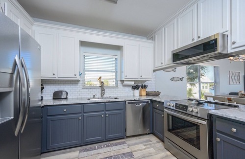 Sharp Reef House | PRIVATE HEATED POOL, PRIVATE BEACH, PICKLEBALL, PUTTINGGREEN, BOAT & BAY ACCESS!