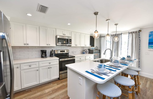 Siesta Key Village House | Private Heated Pool, Steps to Siesta Key Village/Beach, Family/Pet Friendly