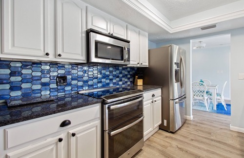 Forest Isles House | Private Heated Pool-Walk to Beach-10 Guests