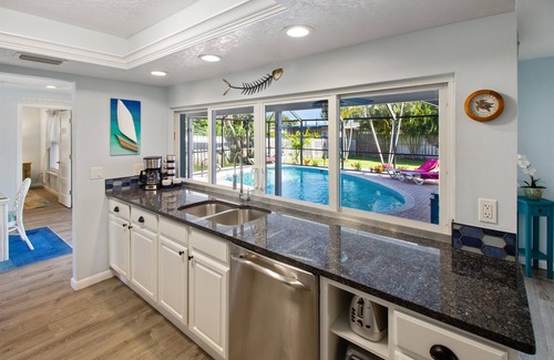 Forest Isles House | Private Heated Pool-Walk to Beach-10 Guests