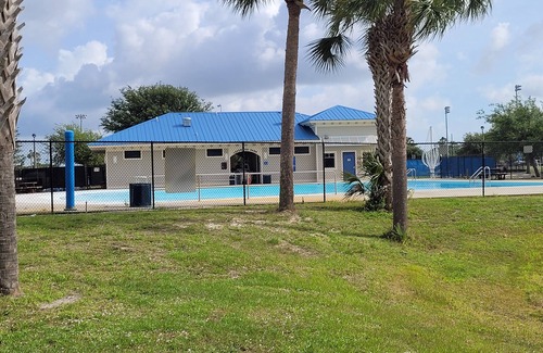Lakewood Park House | Private home with swimming pool