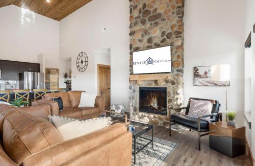 Table Rock House | Private Hot Tub-Free Attraction Tickets-Lake Lookout-Community Indoor & Outdoor Pools