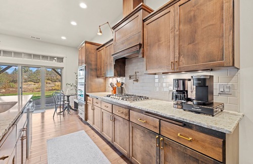 Klamath Falls House | Private Hot Tub in The Running Y Resort - Game Room for All Ages