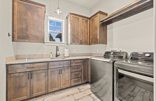 Klamath Falls House | Private Hot Tub in The Running Y Resort - Game Room for All Ages