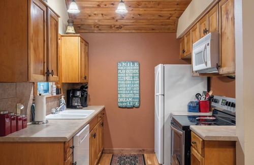 Branson West Cabin | Private HotTub! Minutes to Silver Dollar City! First Responder Owned! Local Hero at Stonebridge!