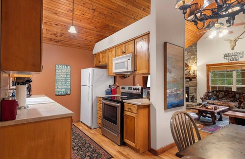 Branson West Cabin | Private HotTub! Minutes to Silver Dollar City! First Responder Owned! Local Hero at Stonebridge!