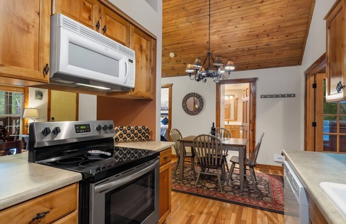 Branson West Cabin | Private HotTub! Minutes to Silver Dollar City! First Responder Owned! Local Hero at Stonebridge!