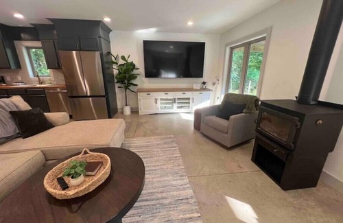 Orange Prairie House | Private House with Full Court Gym