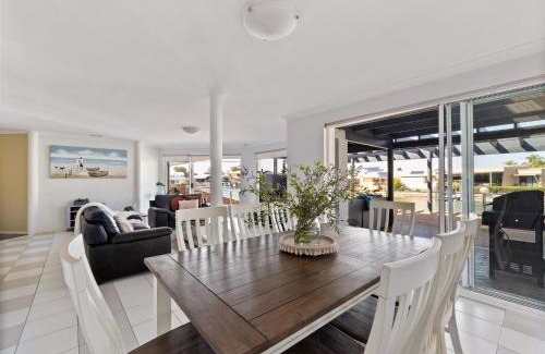 Halls Head House | Private Jetty -family & Pet Friendly