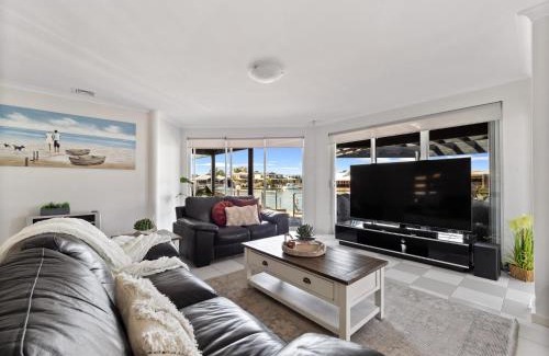 Halls Head House | Private Jetty -family & Pet Friendly