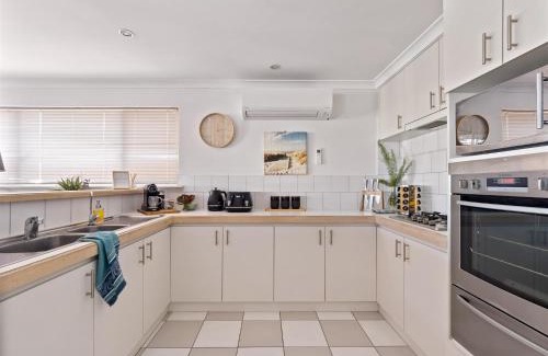 Halls Head House | Private Jetty -family & Pet Friendly