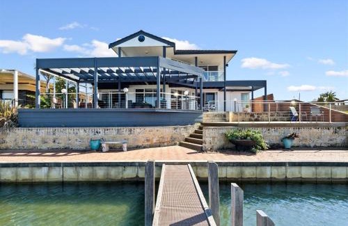 Halls Head House | Private Jetty -family & Pet Friendly