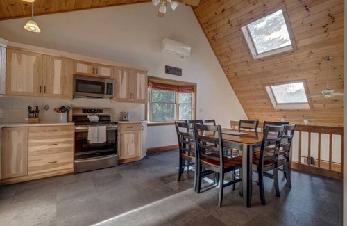 Eidelweiss Village House | Private Lake access near Conway|Pet-Friendly