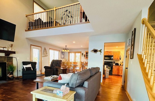 Arlington House | Private Lake Front & Pool. Entire 4 BR Home: Kayaks