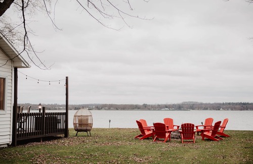 Auburn Cottage | Private Lakefront Rare 2+ Acre Lot Sleeps 8