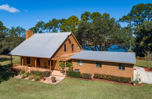 Crescent City Cabin | Private lakeside cabin with fire pit, GAME ROOM, kayaks.