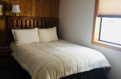 Missoula Cabin | Private lodge. Park like grounds. 15 minutes to downtown. Sleeps 6-12