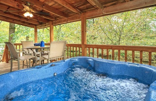 Cosby House | PRIVATE LOG CABIN - TROUT STREAM - 7 MIN TO GREAT SMOKY MOUNTAINS NATIONAL PARK!