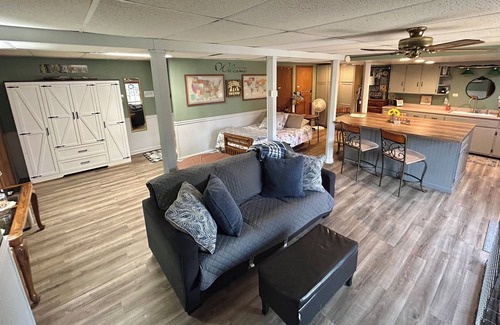 Marseilles Apartment | Private Lower Apt & Short Term Stay-Dog Friendly!