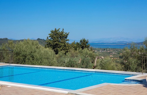 Katouna Villa | Private, luxurius, serene, pool, seaviews, family/pet friendly