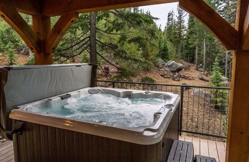 Bend Cabin | Private Luxury Cabin on Private Lake w/Hot Tub & Amazing - Bend