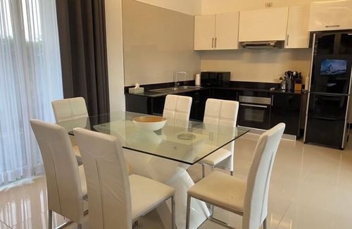 Nong Kae Villa | Private modern Pool villa 3 bed ensuite 10mins drive to Takiab beach & Bluport