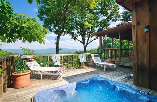 Newport Cabin | Private Mountain Cabin with Views from TN to NC! HOT TUB, SECLUDED, AND WIFI!