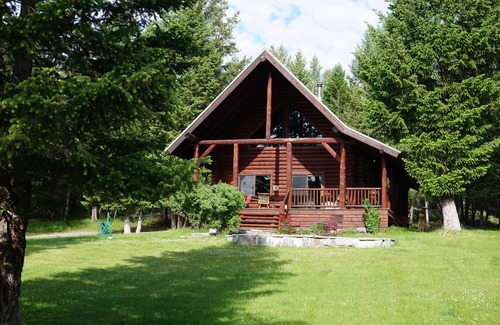 Fortine Cabin | Private Mountain Log Cabin perfect for: a Small Family,or Romantic Retreat.