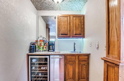 Norman House | Private n secluded blocks from the OU football stadium Pool outdoor kitchen