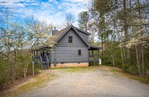 Pittman Center Cabin | Private Oasis, Rustic Cabin with all the Modern Updates