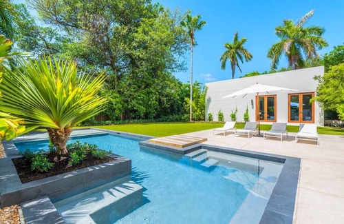 Bayside Historic District Villa | Private Oasis with Pool sleeps 12, Brand new !