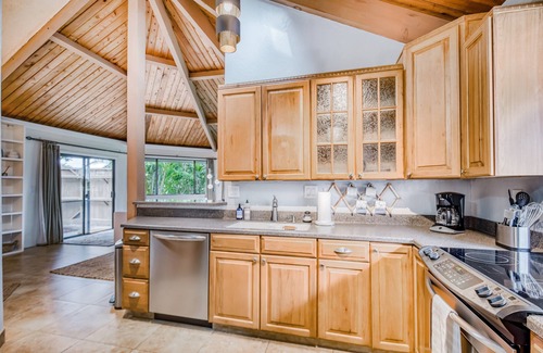 Kona Palisades House | Private ocean view home with dream pool, rooftop deck, vaulted ceilings