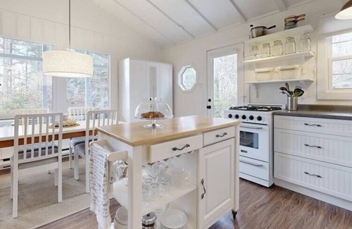 Queens Cottage | Private oceanfront cottage getaway in Mill Village