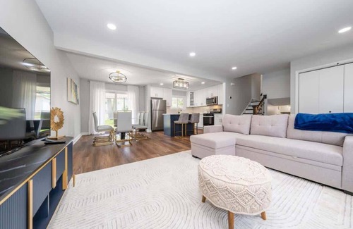 Elmhurst House | Private Patio & BBQ - Fireplace | LCP Collection