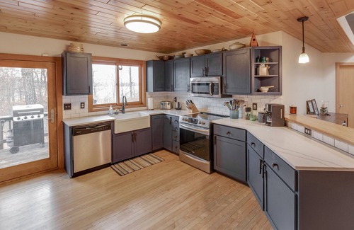 Baxter House | Private Peninsula With 3,000 Feet Of Lakeshore In The Heart Of Lake Country!